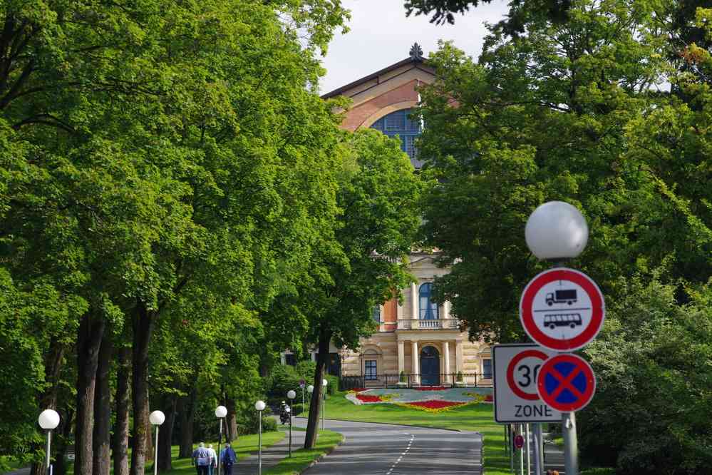 Montée à pied vers la colline sacrée. Lavignac recommande de faire l’ascension à genoux ! (10 août 2023)