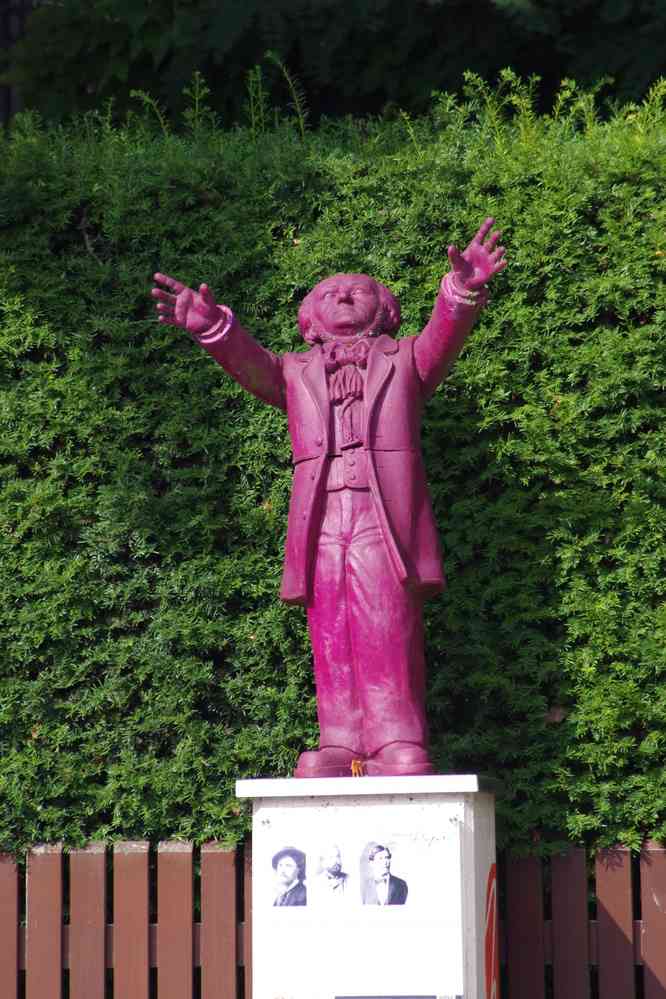 Figurine représentant Wagner située au pied de la colline verte, le 10 août 2023