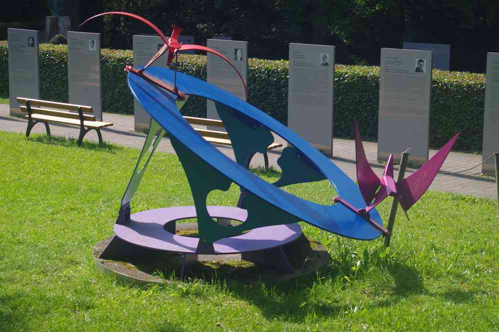 Œuvre d’art installée à proximité du Festspielhaus. Figurant peut-être l’Anneau du Nibelung ? (10 août 2023)