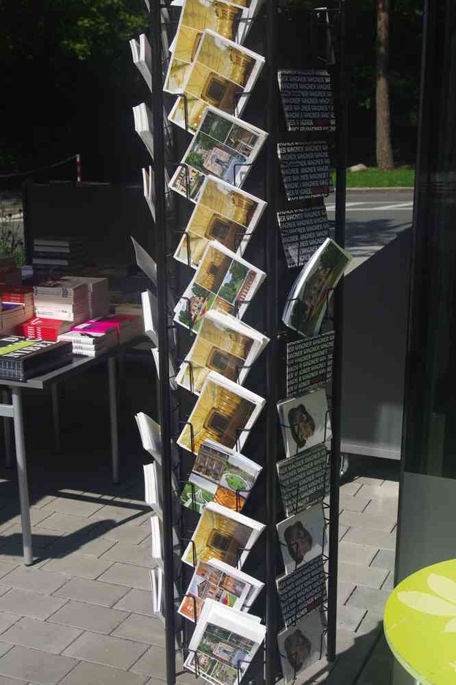 Boutique vendant des souvenirs en tout genre, face au Festspielhaus, le 10 août 2023