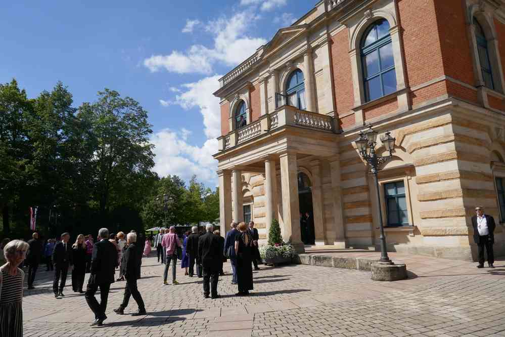 Bayreuth, Festspielhaus, peu avant la représentation du Crépuscule des Dieux, le 10 août 2023