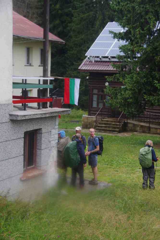 Arrivée au refuge Véjén (Хижа Вежен). Nous sommes mouillés, mon appareil aussi ! (16 juillet 2019)
