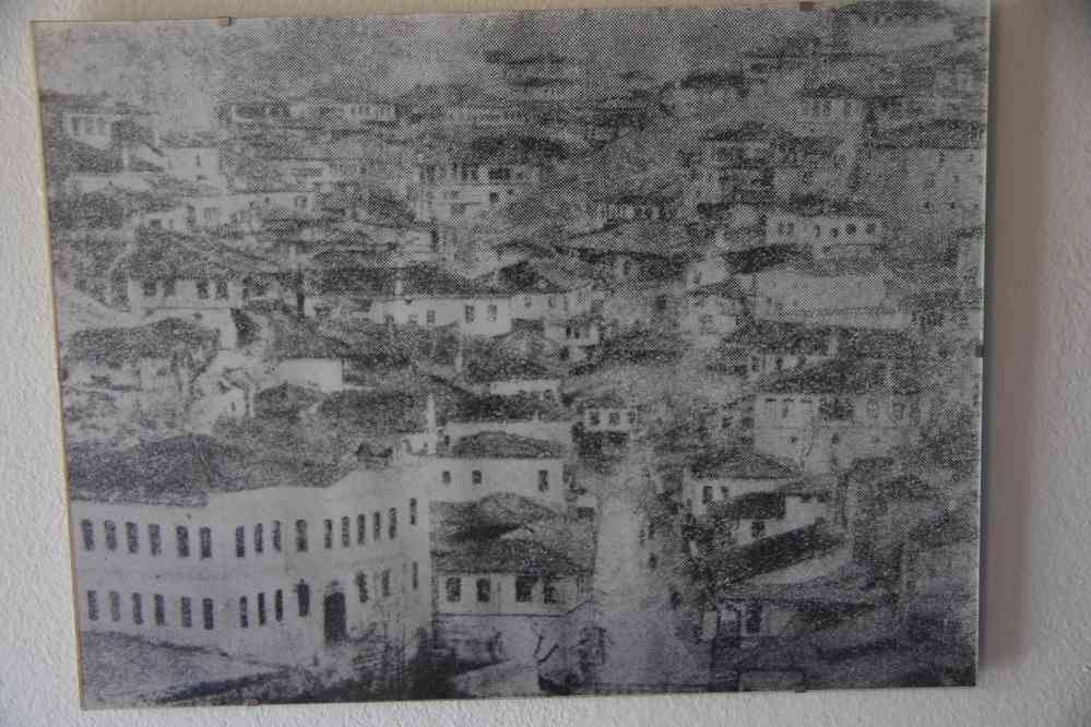 Photo de Melnik (Мелник) du début du XXe siècle. Maison de Kordopulov (Кордопулова къща), le 26 juillet 2019