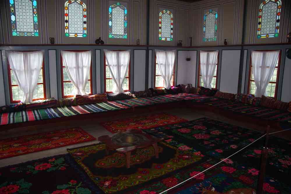 Melnik (Мелник), maison de Kordopulov (Кордопулова къща). La pièce est deux fois plus grande que mon appart à Paris ! (26 juillet 2019)