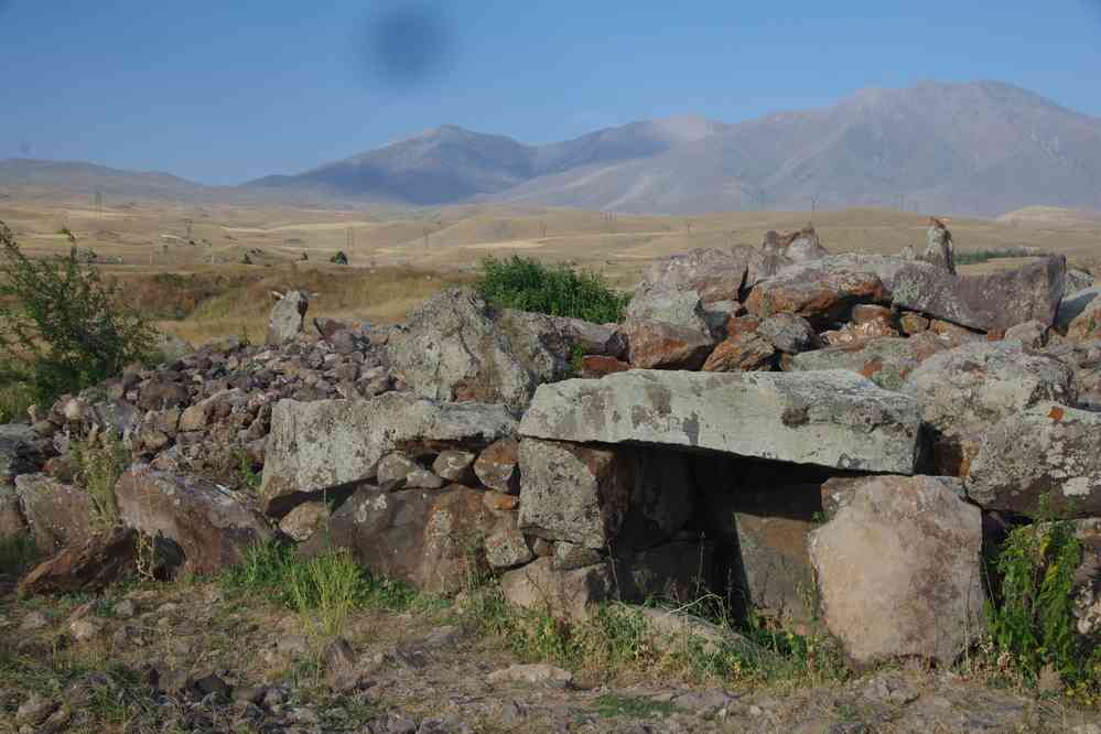 Site mégalithique de Karahundj (Քարահունջ), le 1ᵉʳ août 2017. Aussi appelé Zorats Karer (Զորաց Քարեր) (ce n’est pas un tumulus, nous ne sommes pas en Bretagne !)