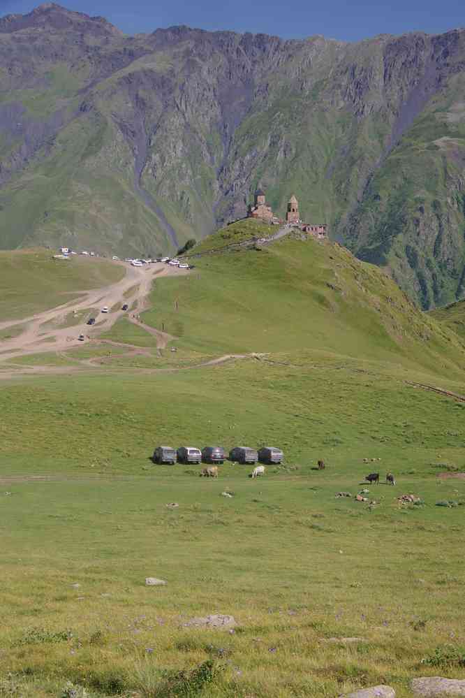 Descente vers l’église de la Sainte-Trinité de Gergéti (გერგეტი), le 7 août 2017