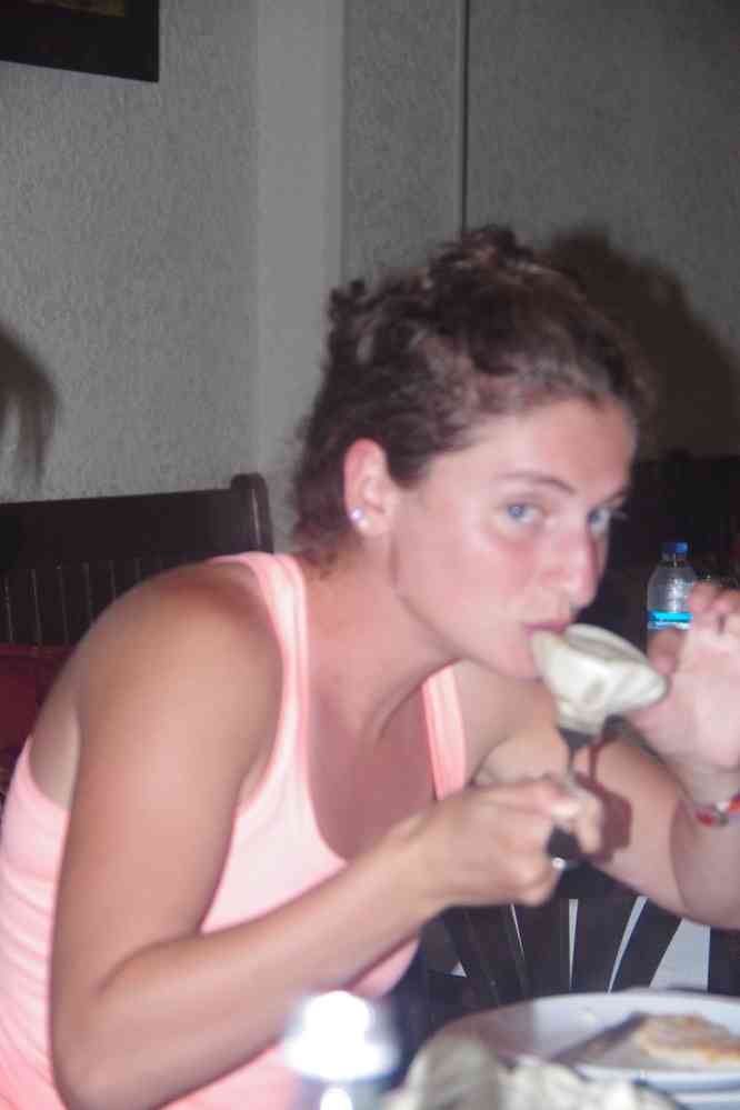 Nathalie nous fait une démonstration de consommation du khinkali (ხინკალი), le 9 août 2017