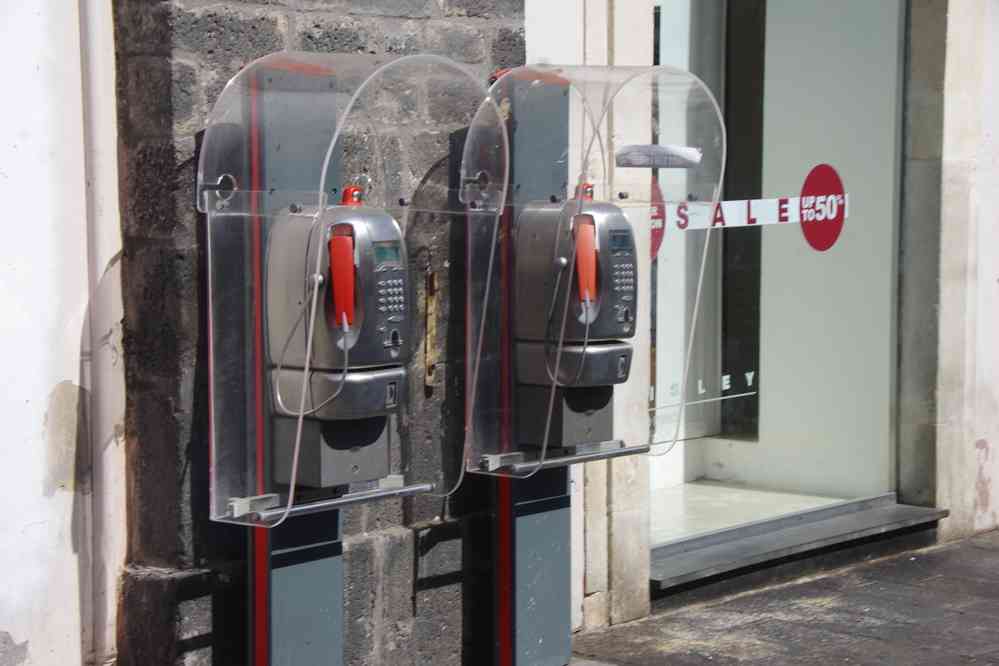 Cabines téléphoniques via Etnea (Catane), le 1ᵉʳ août 2020