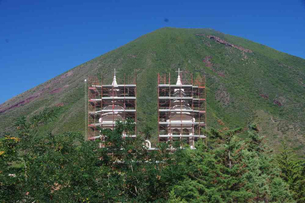 Salina, église de la Madonna del Terzito (XVIIᵉ). Derrière le Monte dei Porri, second sommet de l’île, le 3 août 2020