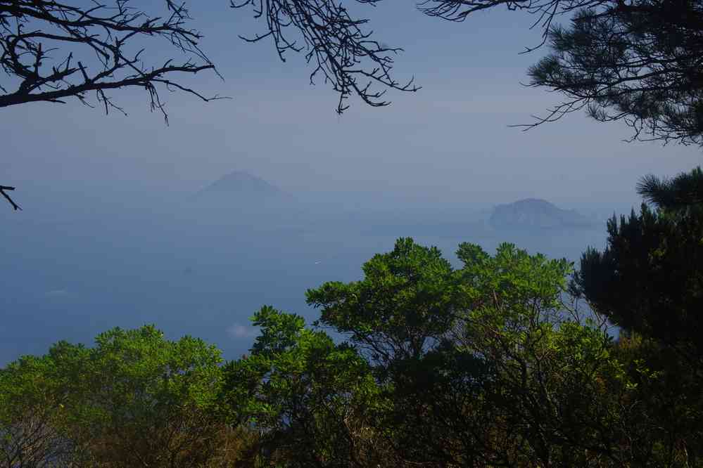 Salina, les îles de Stromboli et Panarea depuis le mont Fossa delle Felci, le 3 août 2020