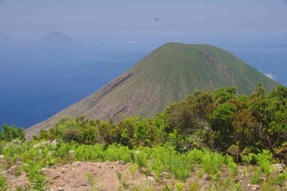 Salina, mont Fossa delle Felci, le 3 août 2020. Vue sur le mont dei Porri ; en arrière-plan à gauche, l'île de Filicudi