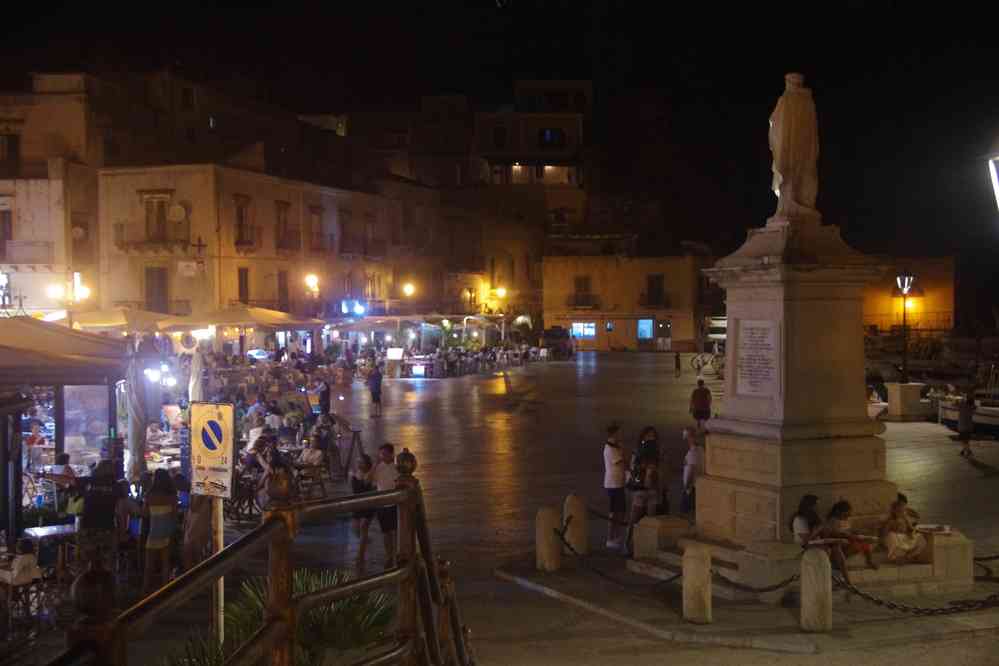 Lipari, le petit port photographié après le dîner, le 3 août 2020