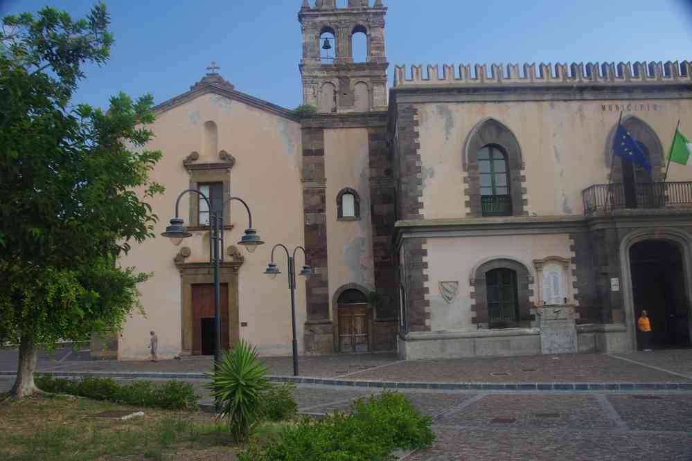 Lipari, église Saint-Antoine-de-Padoue et bâtiment de la mairie, le 4 août 2020