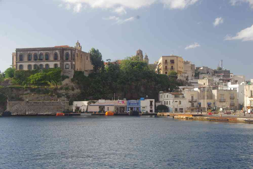 Lipari, Marina Lunga. Vue sur la citadelle, le 5 août 2020