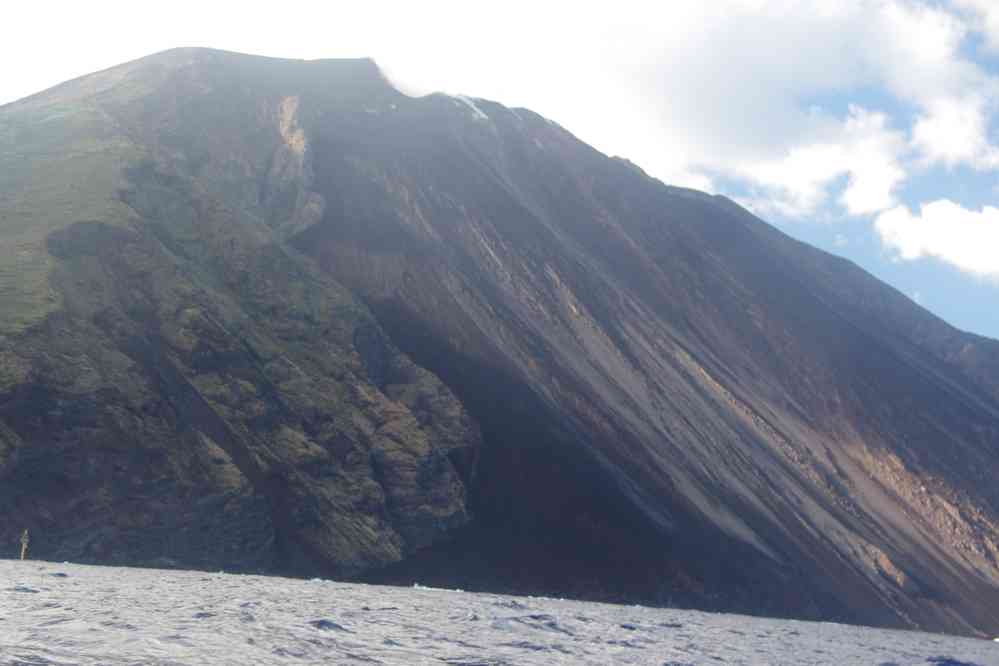 Stromboli, balade en canot pneumatique, le 6 août 2020. Approche de la Sciara del Fuoco