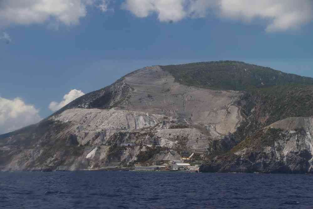 La carrière de pierre ponce vue depuis la mer, le 6 août 2020