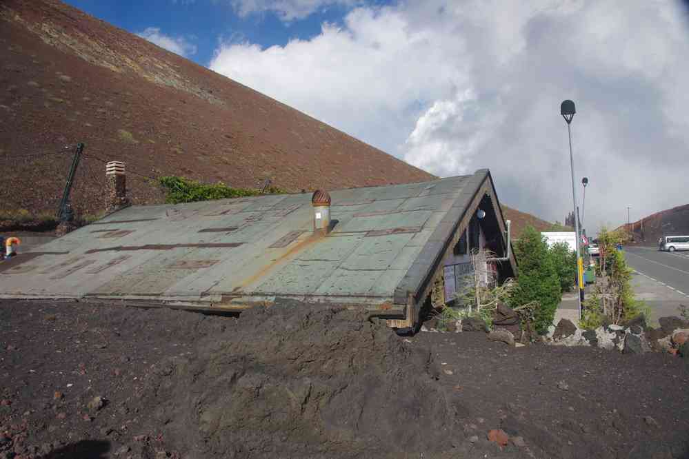 Etna : balade aux cratères Silvestri. Chalet presque enseveli par les coulées de lave, le 6 août 2020