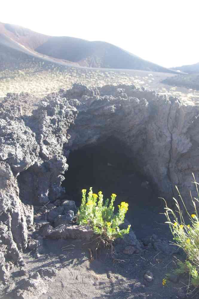 Etna : balade aux cratères Silvestri. Tunnel de lave, le 6 août 2020