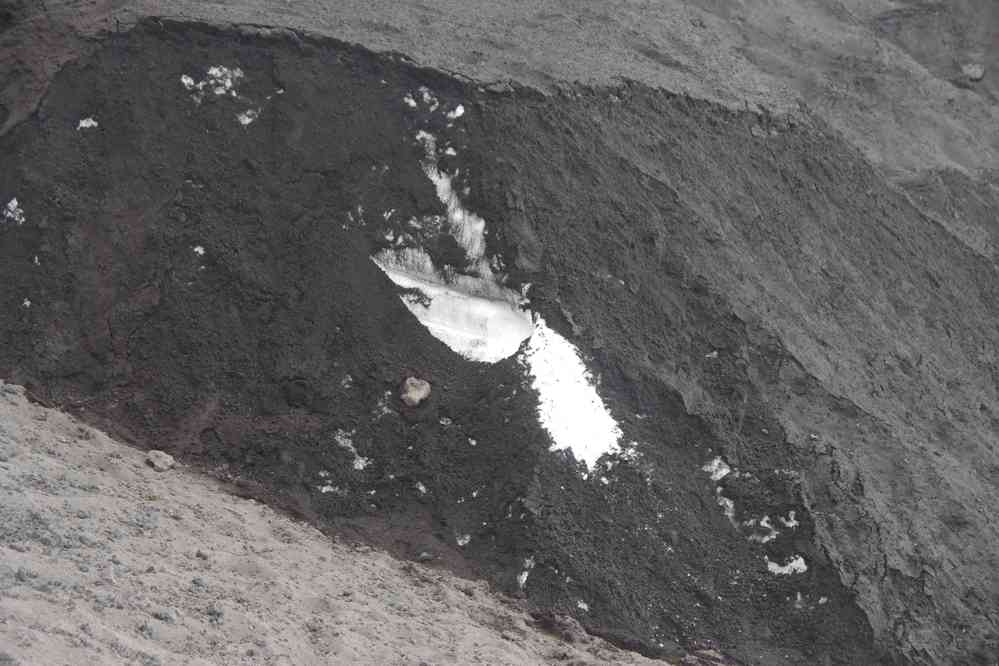 Etna : névé enfoui sous la cendre, le 7 août 2020