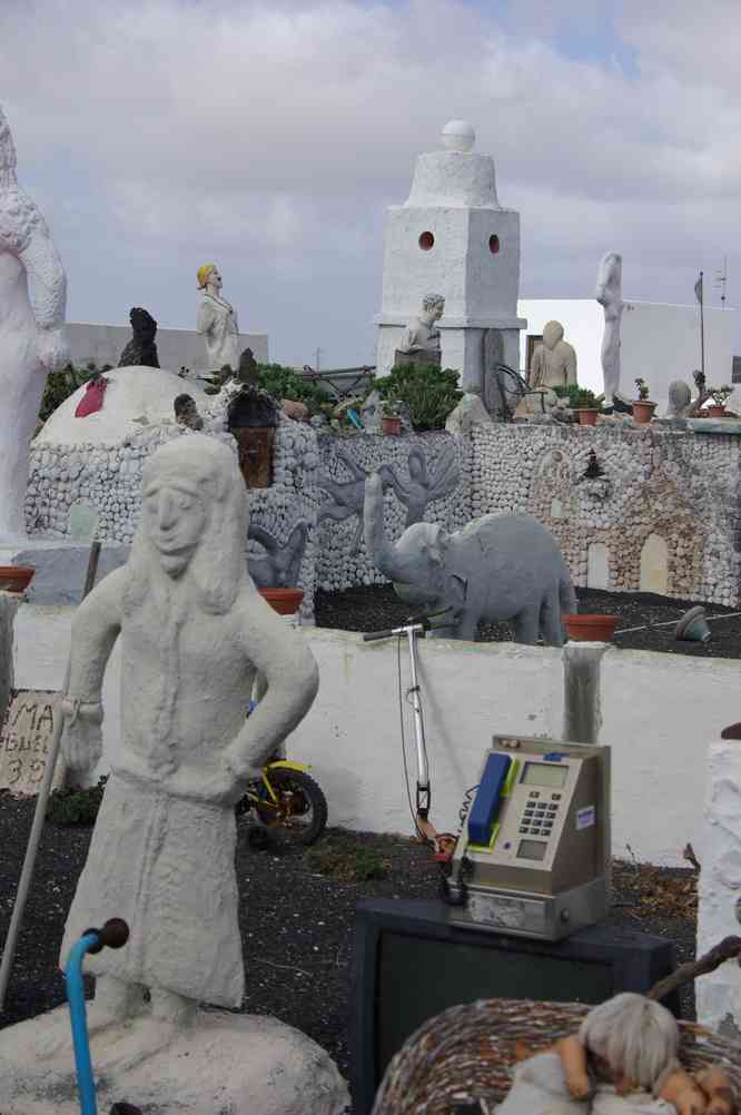 Œuvre d’art en plein air à la sortie de Teguise, le 29 décembre 2013