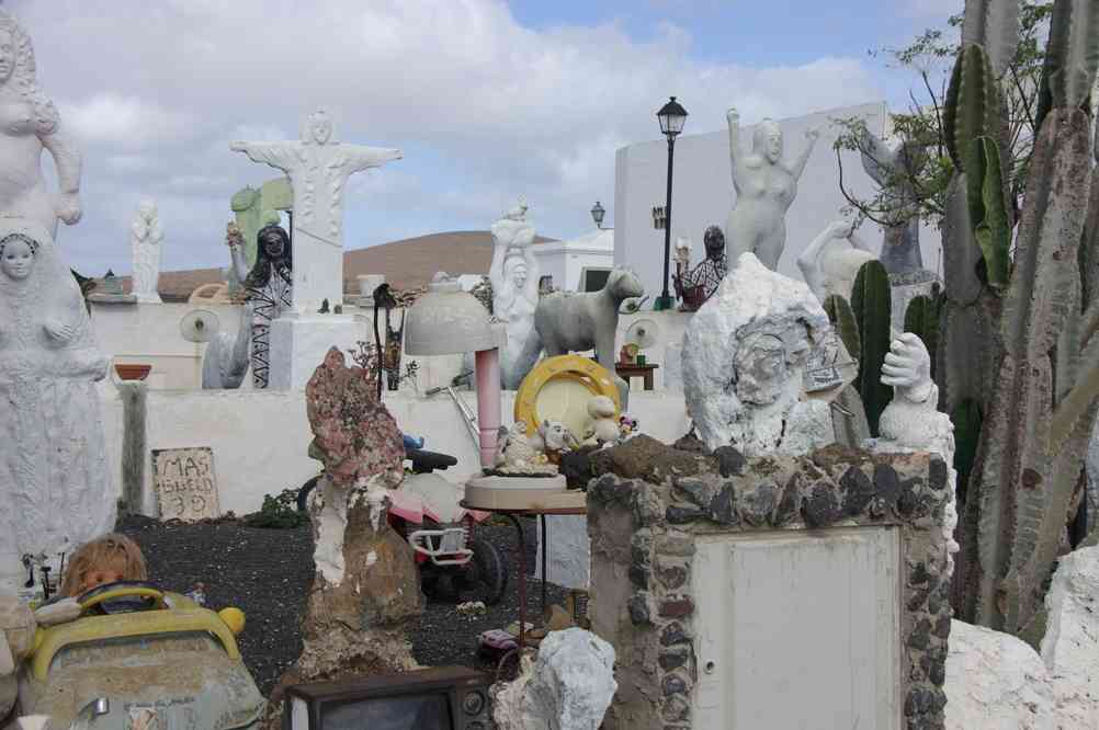 Œuvre d’art en plein air à la sortie de Teguise, le 29 décembre 2013