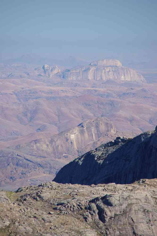 Au loin le Bonnet de l’Evêque (Andriamitsioka), le 27 juillet 2018