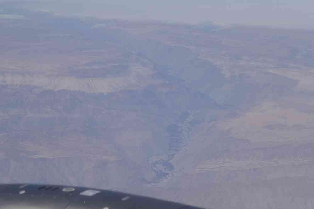 Vol en direction d’Arequipa : vu sur le cañon d’Ocoña. NB : rejoint en aval par le cañon de Cotahuasi, considéré comme le plus profond du monde. Les deux sont situés au nord-ouest du cañon de Colca (4 août 2024)