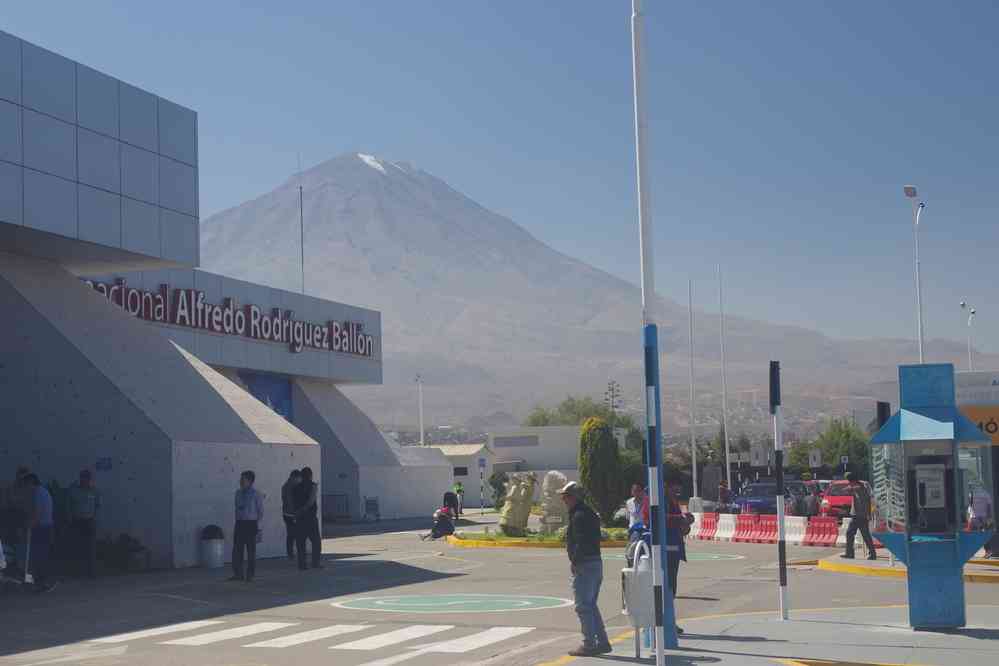 Le volcan Misti (5825 m) photographié devant l’aéroport d’Arequipa, le 4 août 2024