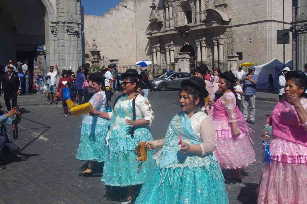 Arequipa, place d’armes, le 4 août 2024. Fête folklorique animée par des habitants de Puno sur le lac Titicaca