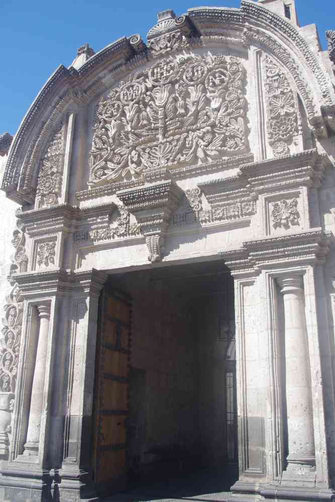 Arequipa, entrée de la Casona Tristan del Pozo. Succursale bancaire aménagée dans un bâtiment du XVIᵉ, le 4 août 2024