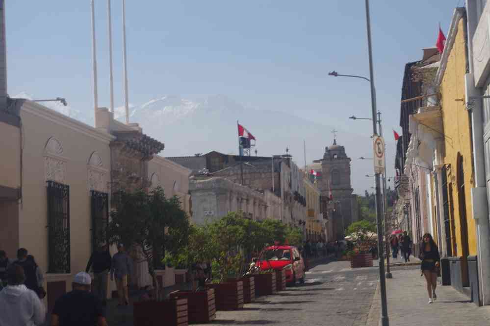 Arequipa, rue Santa Catalina. Vue en arrière-plan sur le Nevado Chachani 6057 m, le 4 août 2024