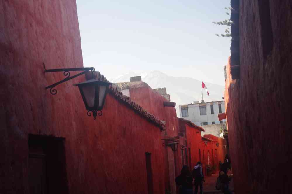 Arequipa, monastère de Santa Catalina. Vue sur le Nevado Chachani (6057 m) depuis une ruelle intérieure du monastère, le 4 août 2024