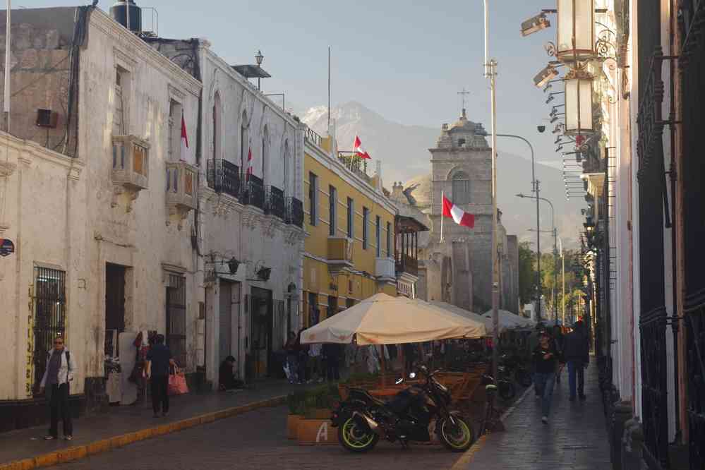 Arequipa, près du monastère de Santa Catalina, le 4 août 2024. Vue sur le Nevado Chachani (6057 m) au crépuscule