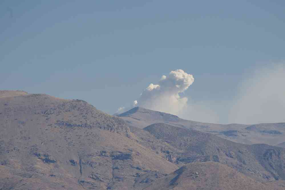 Route entre Arequipa et Chivay. Panache volcanique provenant du Sabancaya (5967 m), le 5 août 2024