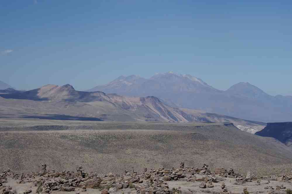 Vue sur le volcan Chachani 6057 m. Belvédère des volcans 4910 m (point culminant de la journée), le 5 août 2024