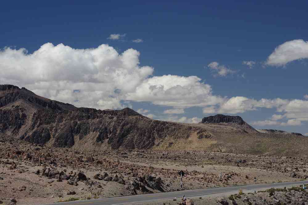 Route entre Arequipa et Chivay. Belvédère des volcans 4910 m (point culminant de la journée), le 5 août 2024