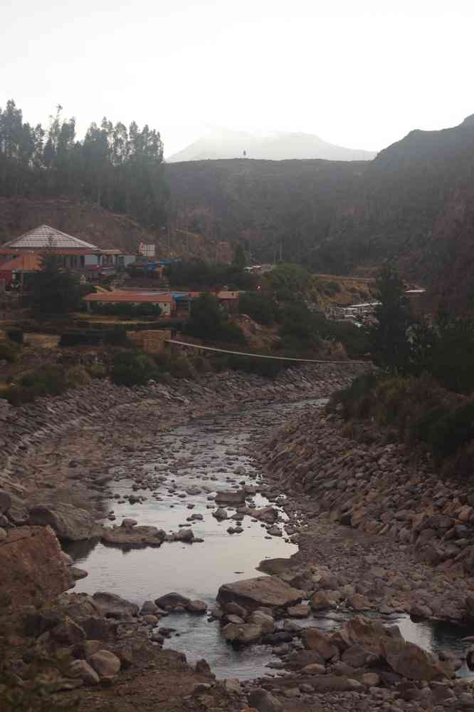 Randonnée dans le cañon de Colca. Arrivée aux sources chaudes d’Agua Verde, qui s’atteignent par le pont himalayen, le 5 août 2024