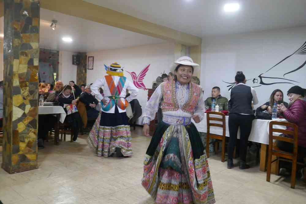 Danses très bruyantes (à la limite du supportable) au restaurant à Chivay. Restaurant Las Quenas à Chivay, le 5 août 2024