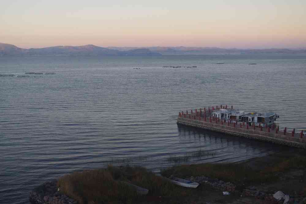 Le lac Titicaca, photographié au petit matin depuis la péninsule de Llachón, le 7 août 2024