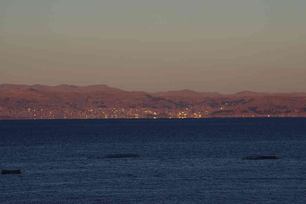 La ville de Puno et le lac Titicaca, photographiés au petit matin depuis la péninsule de Llachón, le 7 août 2024