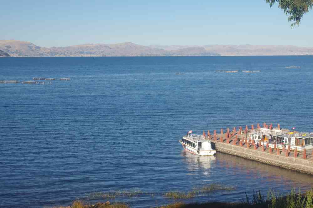 Depuis la péninsule de Llachón, en direction de l’embarcadère (navigation sur le lac Titicaca), le 7 août 2024