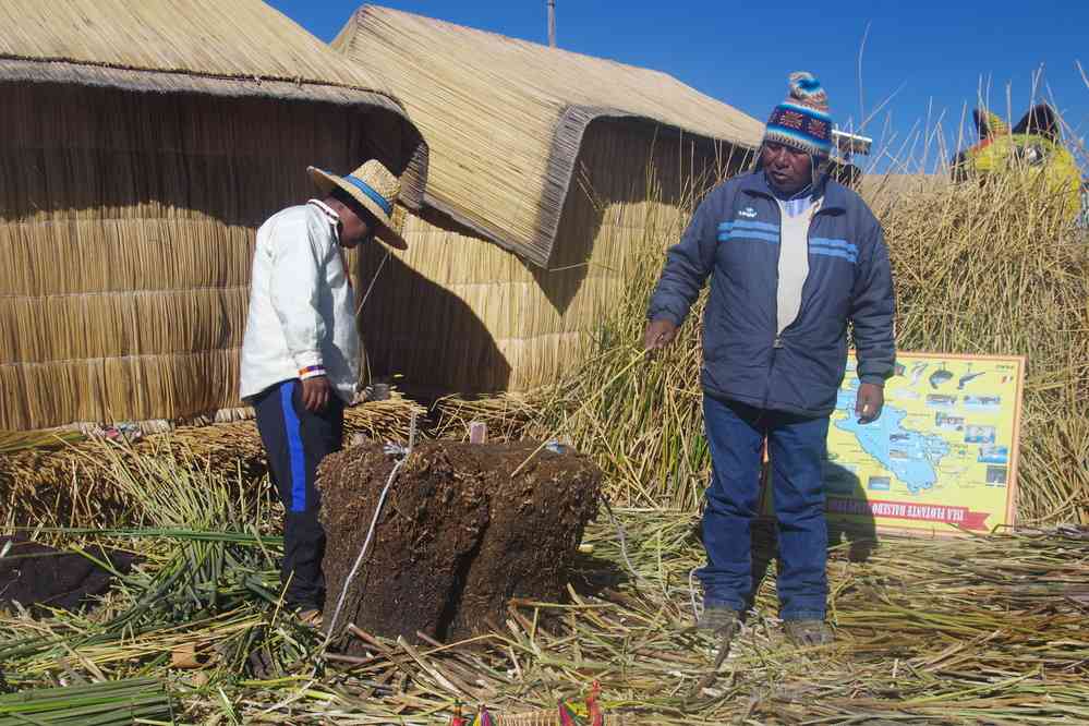 Lac Titicaca, sur une île flottante des Uros. Explications sur la manière de fabriquer les îles, le 7 août 2024