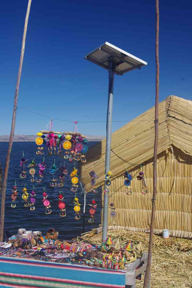 Lac Titicaca, sur une île flottante des Uros. Vente à destination des touristes, le 7 août 2024