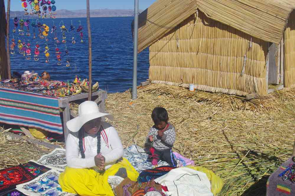 Lac Titicaca, sur une île flottante des Uros. Vente à destination des touristes, le 7 août 2024