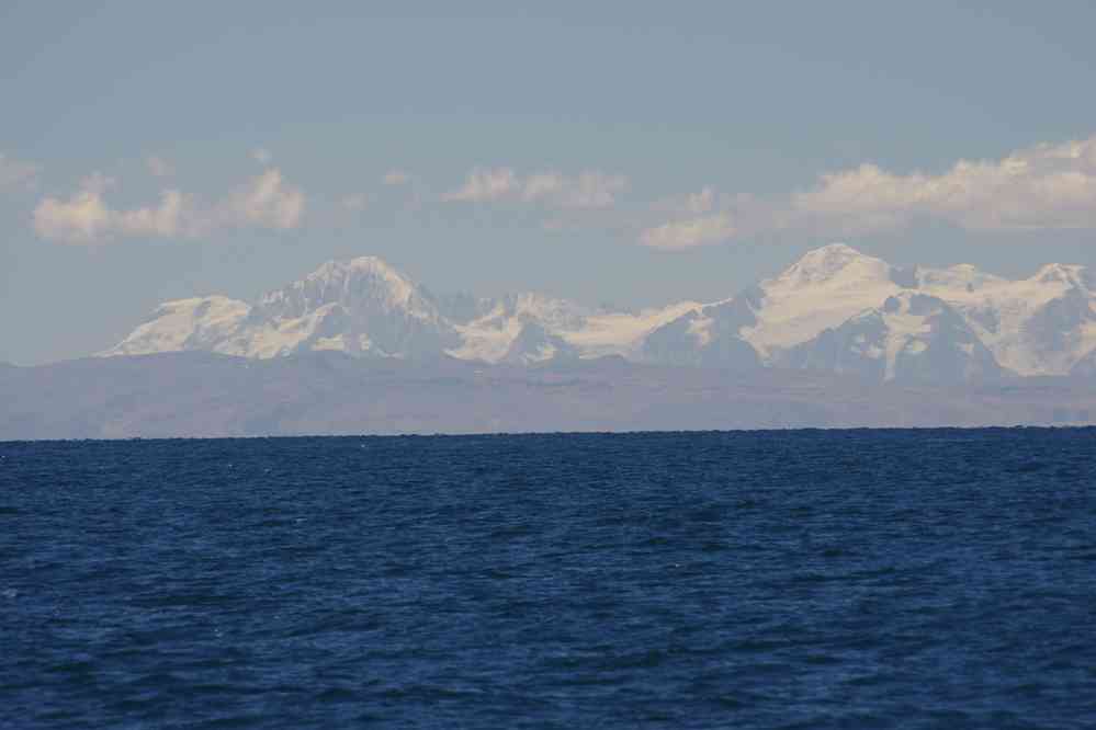Lac Titicaca, navigation en direction de l’île de Taquile, le 7 août 2024. Vue sur la cordillère Royale en Bolivie, nevado Illampu 6368 m et nevado Ancohuma 6427 m