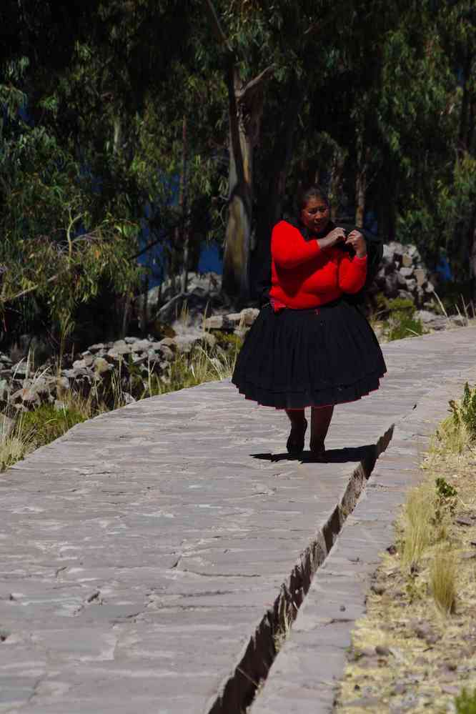 Lac Titicaca, randonnée dans l’île de Taquile. Habitante (quechua) de l’île, le 7 août 2024