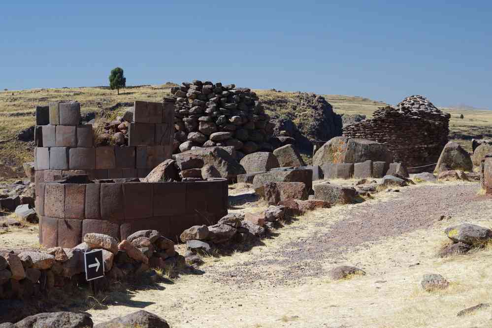 Chullpas sur la nécropole de Sillustani, le 8 août 2024