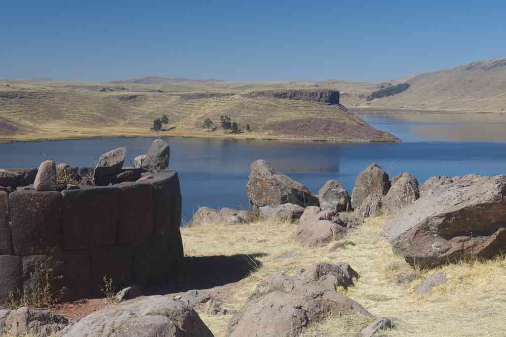 Le lac d’Umayo vu depuis la nécropole de Sillustani, le 8 août 2024