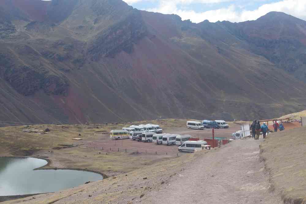 Descente du mont Vinikunka. Arrivée au parking, le 9 août 2024