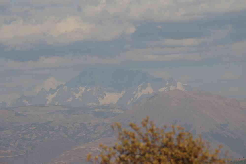 L’Ausangate (6384 m) vu depuis le site inca de Sacsayhuamán, le 9 août 2024